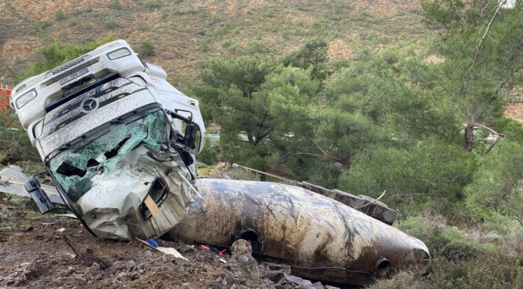 Datça’da virajı alamayan tır devrildi: 1 yaralı