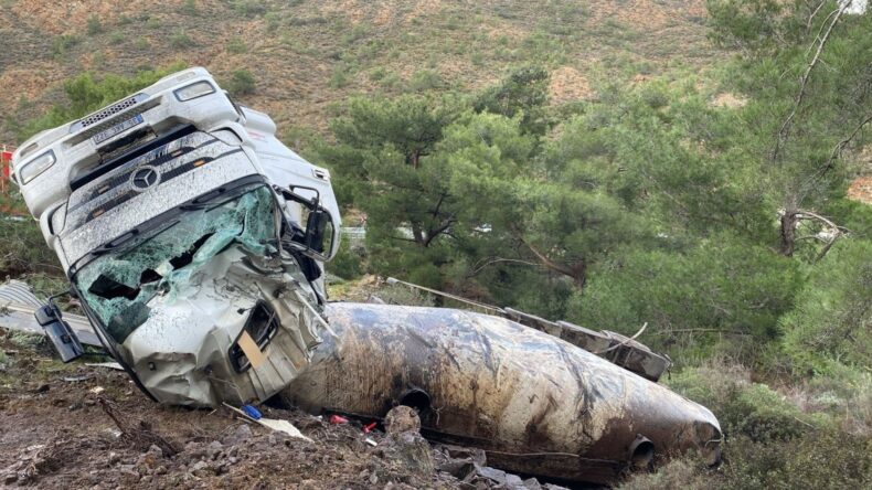 Datça’da virajı alamayan tır devrildi: 1 yaralı