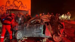 Takla atan otomobil elektrik trafosuna daldı: 2 yaralı