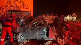 Takla atan otomobil elektrik trafosuna daldı: 2 yaralı