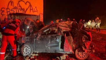 Takla atan otomobil elektrik trafosuna daldı: 2 yaralı