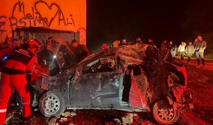 Takla atan otomobil elektrik trafosuna daldı: 2 yaralı