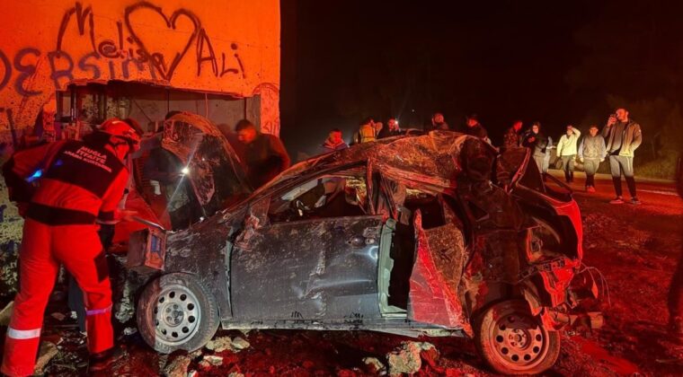 Takla atan otomobil elektrik trafosuna daldı: 2 yaralı