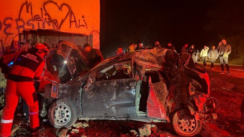 Takla atan otomobil elektrik trafosuna daldı: 2 yaralı