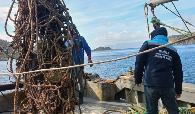 Bozburun’da hayalet ağlar denizden temizlendi