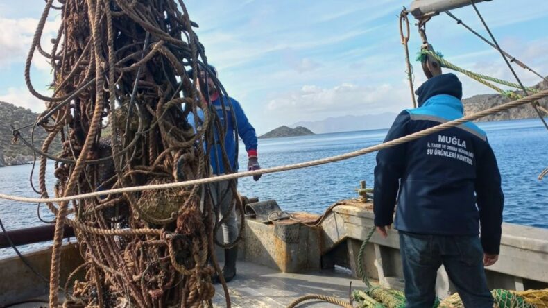 Bozburun’da hayalet ağlar denizden temizlendi