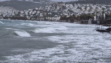 BODRUM’DA FIRTINA ETKİLİ OLUYOR
