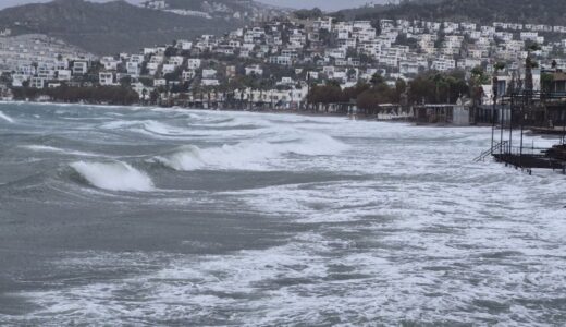 BODRUM’DA FIRTINA ETKİLİ OLUYOR