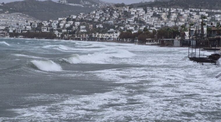 BODRUM’DA FIRTINA ETKİLİ OLUYOR