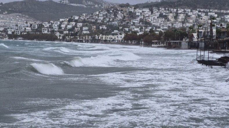 BODRUM’DA FIRTINA ETKİLİ OLUYOR