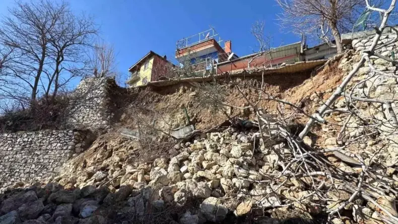 Çöken istinat duvarı iki aracı yuttu