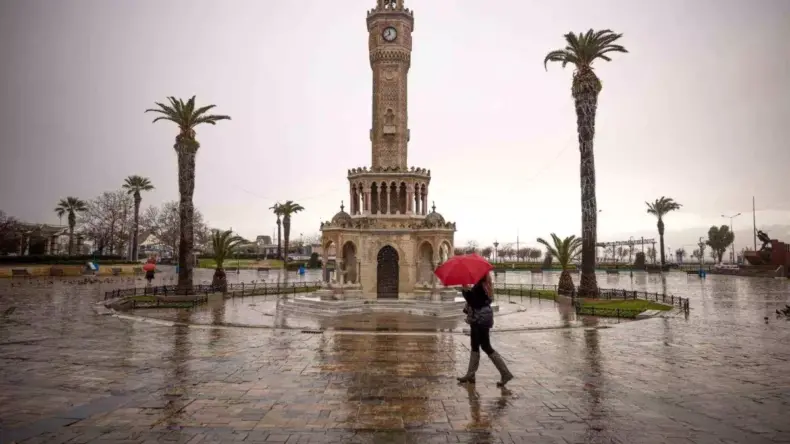 İzmir Büyükşehir ekipleri sağanak nedeniyle seferber oldu