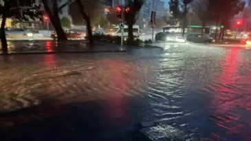 İzmir’de güne sağanakla başladı, yollar göle döndü