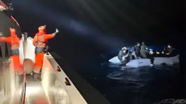 Urla Açıklarında 24 Düzensiz Göçmen Kurtarıldı