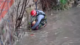İzmir’de Hurda Toplayan Adam Mahsur Kaldı